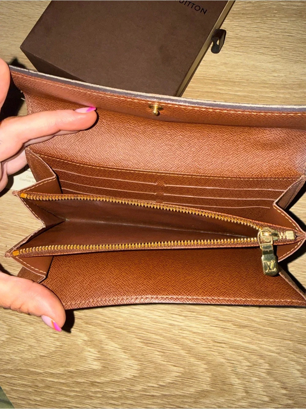 Louis Vuitton Sarah Wallet in the classic Monogram Canvas - Picture 6 of 11